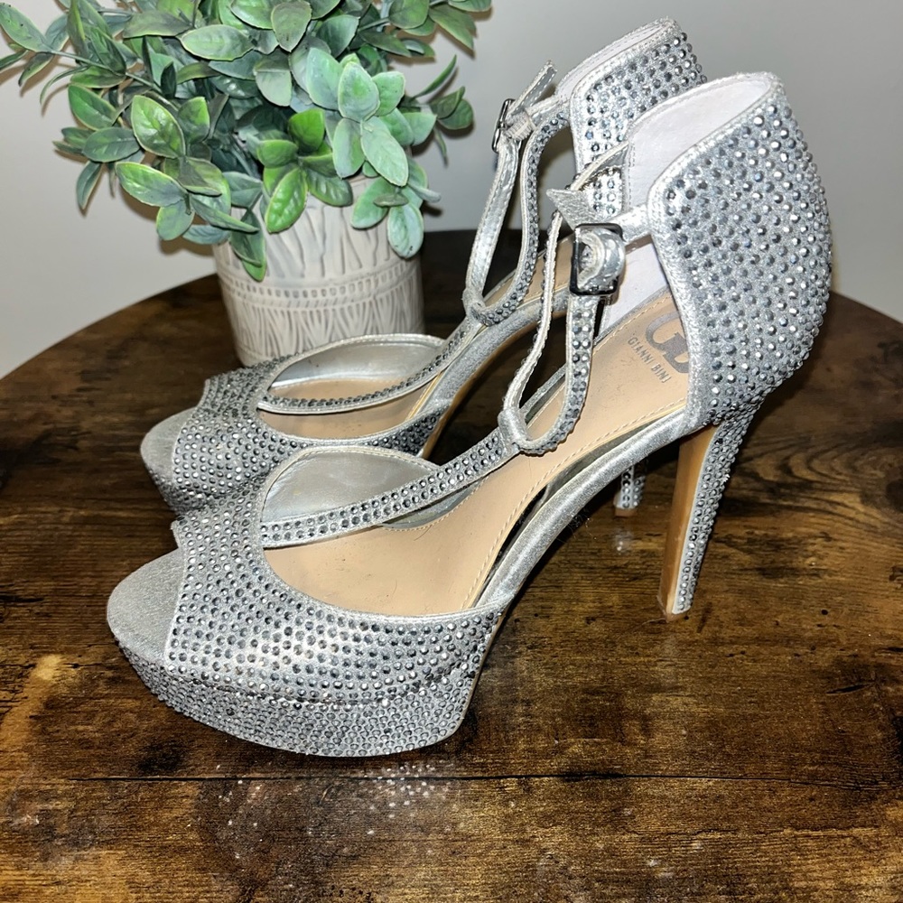These are beautiful Gianni Bini stiletto heels silver, lots of bling size 9M